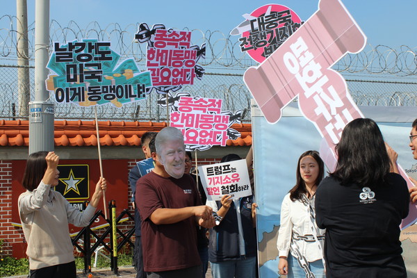 한국노동자를 쇠사슬로 묶어 겁박하는 트럼프에게 평화주권의 망치로 응징하는 모습을 보여준 상징의식 [사진-통일뉴스 이승현 기자]