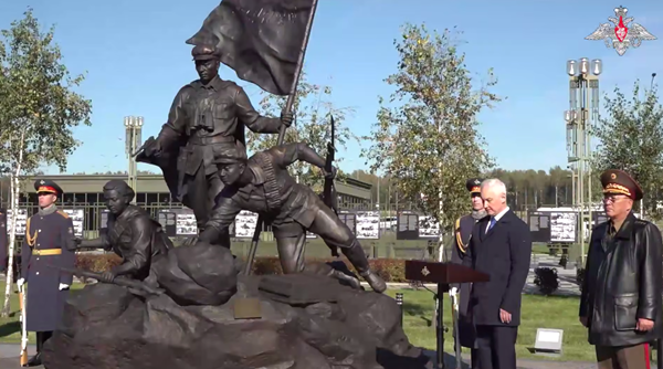 1일 모스크바에서 열린 '동맹자들-조선의 항일유격대원들' 동상 제막식에 참석한 북.러 국방장관. [사진 갈무리-러시아 국방부 텔레그램]