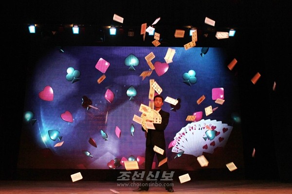 젊은 요술사가 요술작품을 통해 “눈부시게 발전하는 북한의 현실”을 무대 위에 펼쳐 보이고 있다. [사진-조선신보 갈무리]