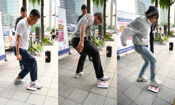 이날 참가자들은 3,500억불 투자 강요, 주한미군 주둔비 인상, 한미연합군사훈련 강화, 일자리 강탈, 한미동맹 현대화 등 미국의 강압적 요구를 시민의 힘으로 물리치는 ‘격파 퍼포먼스’를 통해 시민들의 많은 호응을 얻었다.[사진제공-서울자주연합준비모임]