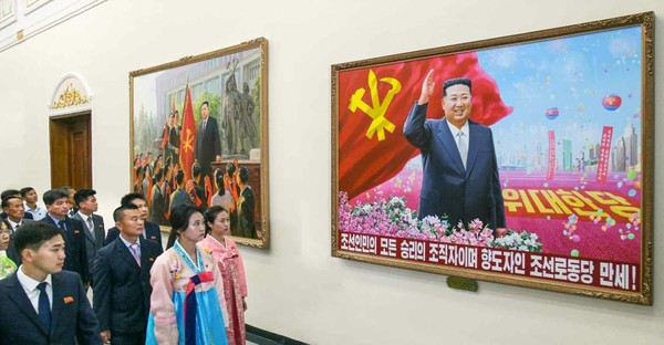 조선로동당 창건 80돌 경축 국가미술전람회가 2일 조선미술박물관에서 개막되었다. [사진-노동신문 갈무리]