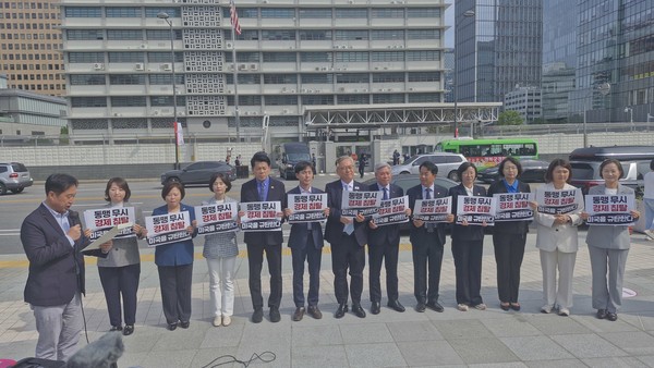 이날 기자회견에는 김준혁(더불어민주당), 이주희(더불어민주당), 정춘생·박은정·김준형(조국혁신당), 한창민(사회민주당 대표), 이재강(더불어민주당), 서왕진(조국혁신당 원내대표), 윤종오(진보당 원내대표), 정혜경(진보당), 백선희(조국혁신당), 손솔(진보당), 이해민(조국혁신당) 의원(왼쪽부터)이 참가했다. [사진-김준형 의원실 제공]