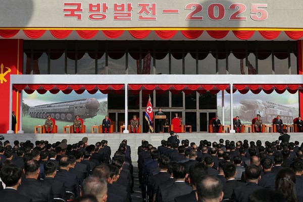 김정은 국무위원장이 4일 평양에서 열린 무장장비 전시회에서 국가안전에 대한 새로운 위협발생 가능성이 있다며 '북의 특수자산을 한국내 상응한 중요 관심표적에 할당'했다고 밝혔다. [사진-노동신문]