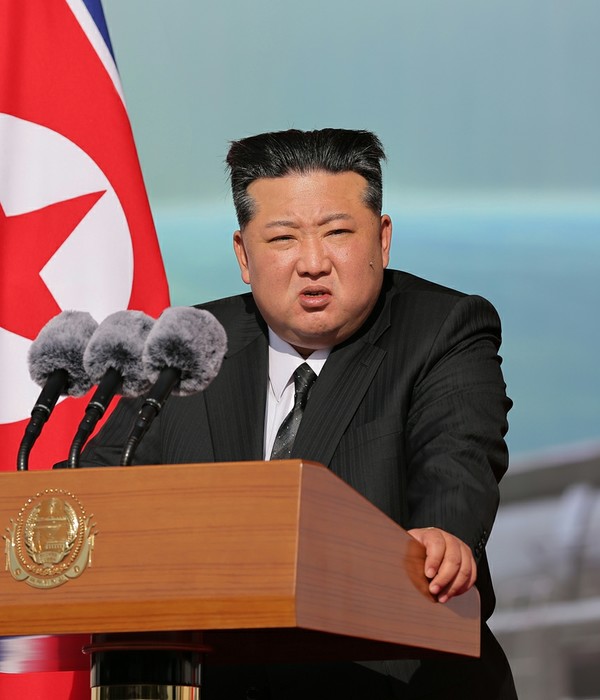 김 위원장은 "우리가 지금 직면하고있는 안전환경과 그 불안정성은 순간의 안도나 자만도 결단코 허용하지 않는다"고 하면서 국가방위력의 가속적 진화를 강조했다. [사진-노동신문] 