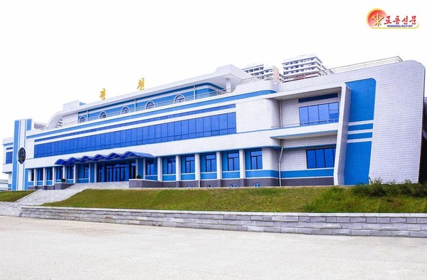 북한 대동강변에 유람선 이용 손님들을 위한 여객봉사기지 평천려객역사가 새로 꾸려졌다. [사진-노동신문 갈무리]