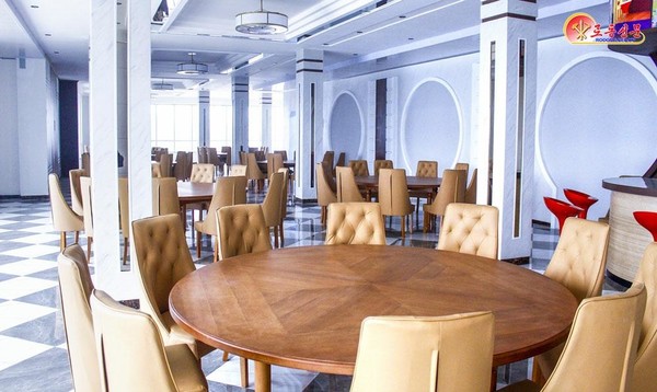  2층 식당에서는 한 번에 150명의 손님들에 대한 봉사를 진행할 수 있다. [사진-노동신문 갈무리]