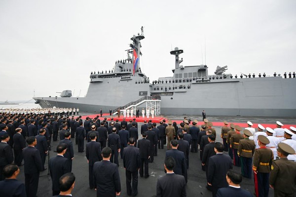 김정은국무위원장이 5일 무장장비전시회 일정에 따라 북한 해군의 첫 5천t급 다목적 구축함인 '최현'호를 돌아보았다. [사진-노동신문]