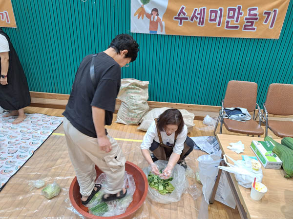 김명화 토종씨안 연구회장 님의 수세미 만들기. [사진 – 강영숙]