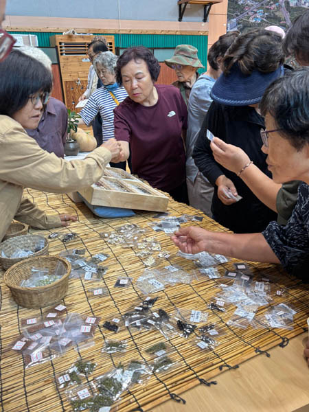 토종씨앗을 나누고 설명하는 안성면 여성농민회 총무님. [사진 – 강영숙]