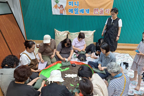 메밀베개 만들기에 둘러앉은 가족들. [사진 – 강영숙]