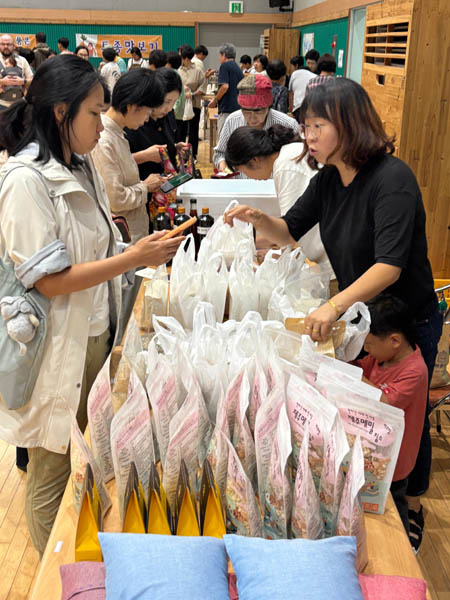 토종작물 판매대. [사진 – 문영임]