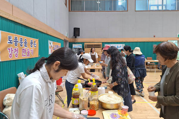 토종 콩과 귤피로 강정 만들기와 시식 마당. [사진 – 문영임]