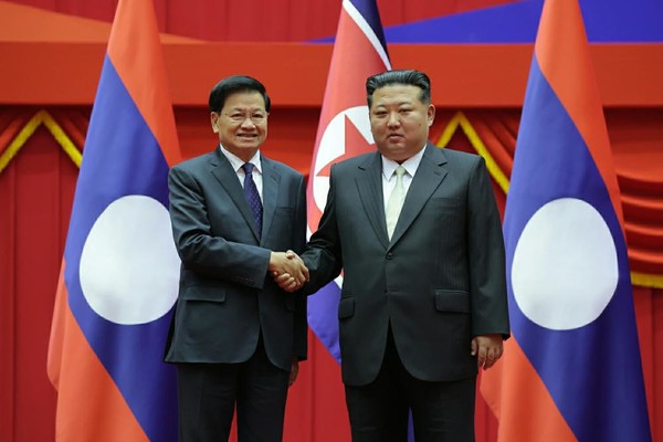 김정은 국무위원장이 7일 조선로동당 창건 80돌 축하를 위해 북한을 방문한 통룬 시술리트 라오스 국가주석과 회담을 진행했다. [사진-노동신문]