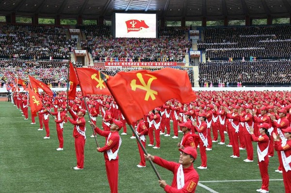 북한이 지난달 초부터 시작한 충성의 편지 이어달리기를 마치고 7일 평양 김일성경기장에서 '충성의 편지증정모임'을 진행했다. [사진-노동신문]