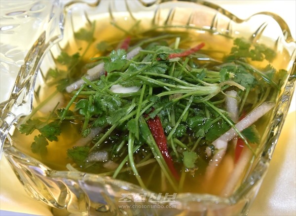 최근 북한에서 지방비물질문화유산으로 등록된 고수김치. [사진-조선신보 갈무리]