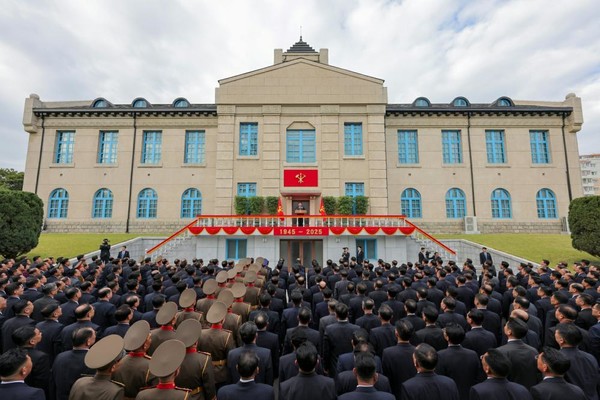 김정은  국무위원장이 8일 해방산 기슭에 자리잡고 있는 당창건사적관을 찾아 당 책임간부들에게 '우리 세대의 혁명적 의무와 본분에 대한 재인식, 재각성'을 당부했다. [사진-노동신문]