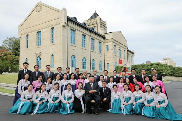 김 위원장이 당창건사적관의 일꾼, 강사, 종업원들과 기념촬영을 했다. [사진-노동신문]