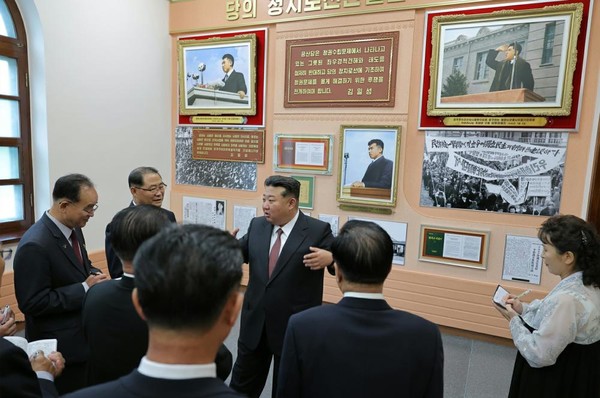 사적관의 여러 곳을 돌아보는 김 위원장 [사진-노동신문]