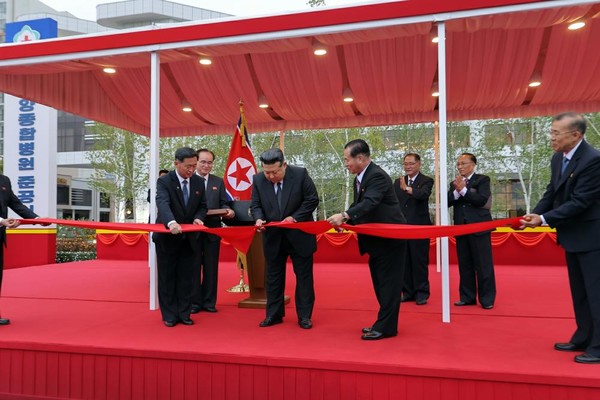 조선로동당 창건 80돌을 앞둔 6일 평양종합병원 준공식이 진행됐다. 김정은 국무위원장이 준공테이프를 끊었다. [사진-노동신문]