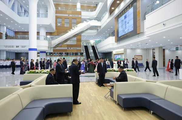 김 위원장은 평양종합병원  준공식 연설에서 "정말로 제일 하고싶었던 일들중에 마음속 제일 첫자리에 항상 놓고있었던 사업이였다"고 격정을 쏟아냈다. [사진-노동신문]