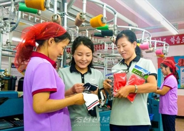 평양양말공장에서 개발한 기능성 양말이 호평을 받고 있다. [사진-조선신보 갈무리]