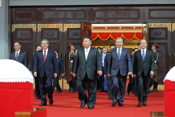 앞줄 왼쪽부터 리창 중국 국무원총리, 김정은 위원장, 또럼 베트남공산당 서기장과 드미트리 메드베데프 통합러시아당 위원장 겸 러시아 국가안보회의 부의장 [사진-노동신문]