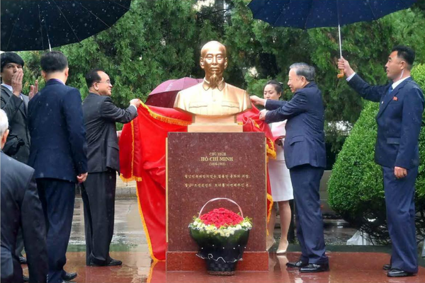 평양주재 베트남대사관에 호치민 주석의 반신상이 제막되었다. [사진-노동신문]