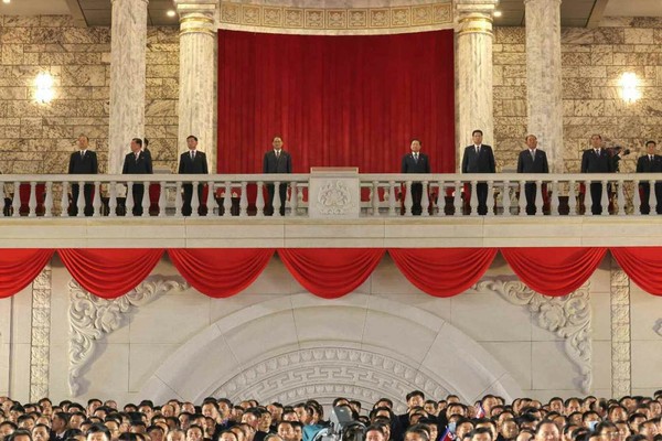 북한에서 조선로동당 창건 80돌 경축행사와 열병식에 이어 11일 김일성광장에서 군중시위 및 횃불야회가 진행됐다. [사진-노동신문]