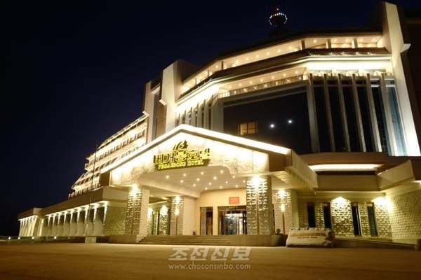 백두산 기슭에 새로 건설된 베개봉호텔 전경. [사진-조선신보 갈무리]