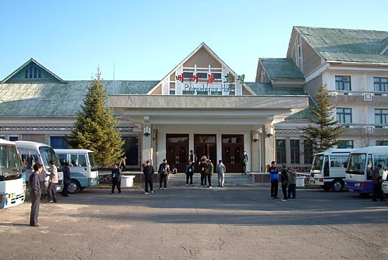 2008년 삼지연시 베개봉호텔 전경. 당시 백두산지구를 찾은 남측 참관객들과 재일동포들은 이 호텔을 이용했다.  [통일뉴스 지료사진]