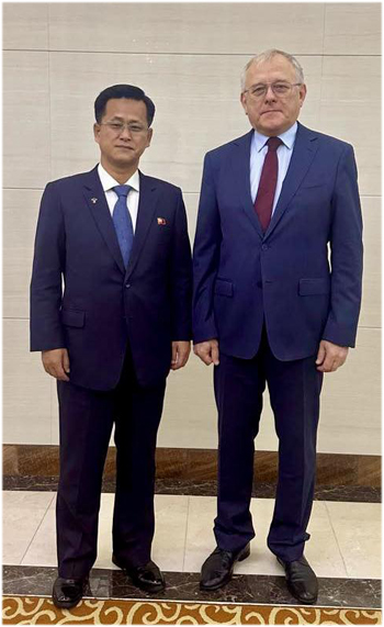 김유일 전력공업상(왼족)이 모스크바에서 열리는 '러시아에너지주간'13일 