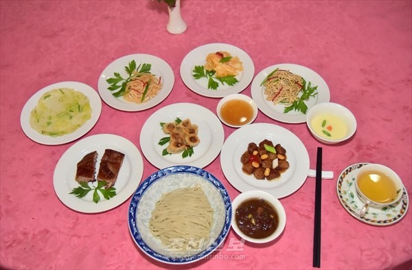 창광음식점 거리에 있는 짜장면집의 짜장면은 맛과 향기, 색깔에 있어서 다른 짜장면집들보다 우수하다고 한다. 아울러 오리고기요리와 두부요리, 닭알(달걀)요리, 양배추요리 등이 곁들여 나온다. [사진-조선신보 갈무리]