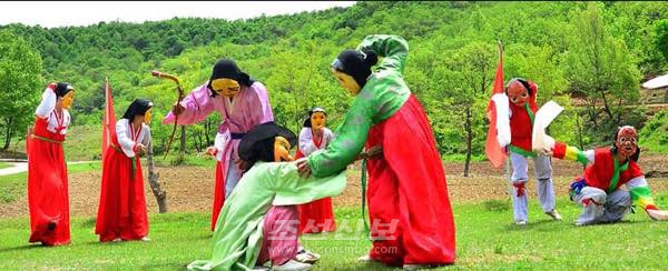 북한에서 비물질문화유산으로 등록된 민속무용 ‘봉산탈춤’. [사진-조선신보 갈무리]