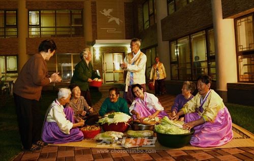 북한 ‘비물질문화유산전시회-2025’가 오는 10월 27일부터 11월 2일까지 평양의 모란봉에서 열린다. 사진은 우리 민족의 김치담그기 풍습. [사진-조선신보 갈무리]