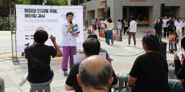 신동훈 세월호제주기억관 운영위원장이 규탄발언을 하고 있다. [사진-통일뉴스 김래곤 통신원]
