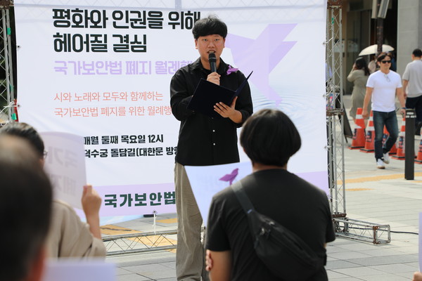 김승일 활동가가 여순항쟁 관련 시 낭송을 하고 있다. [사진-통일뉴스 김래곤 통신원]