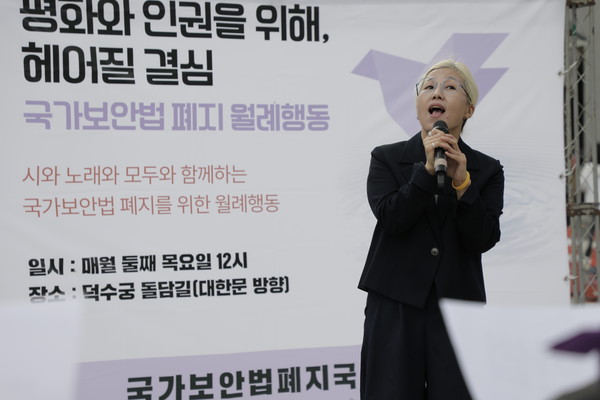 김민정 민중가수가 노래 공연을 하고 있다. [사진-통일뉴스 김래곤 통신원]