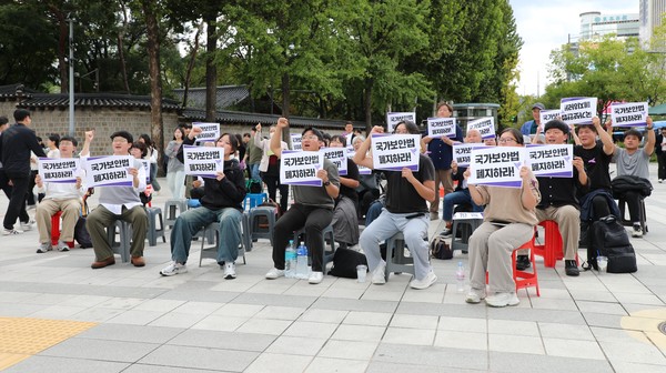 국가보안법폐지 월례행동 참가자들이 기념사진을 남겼다.[사진-통일뉴스 김래곤 통신원]