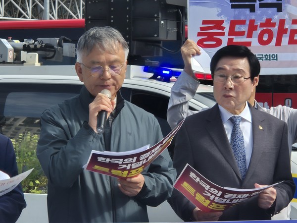 주재석 국가주권 국민주권 민족주권 실현 자주연합 상임대표과 김삼열 민화협 대표상임의장이 기자회견문을 낭독했다. [사진-통일뉴스 이승현 기자]