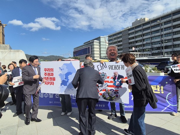 기자회견 참가자들은 트럼프가 유치하려는 자동차, 반도체, 배터리, 조선업을 다시 한국으로 옮기는 상징의식을 진행했다. [사진-통일뉴스 이승현 기자]