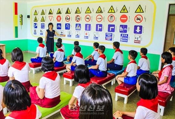 교통공원에서 배우는 학생들. [사진-조선신보 갈무리]