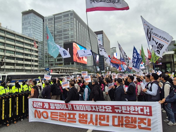 미국대사관을 향해 규탄 구호를 외치는 대행진 참가자들. [사진-통일뉴스 이승현 기자]