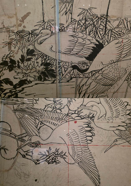 백학도 초본이 공개되어 있다. 앉아있는 새의 꼬리에 검은색을 칠했다. 아래, 날고 있는 새의 머리 부분에는 붉은색을 칠하기 위한 밑그림을 그렸다. 백학도 초본 새를 시베리아흰두루미라고 특정할 수 없다. 애초, 시베리아흰두루미를 그릴지 말지를 고민한 흔적이다. [사진 제공 - 심규섭]