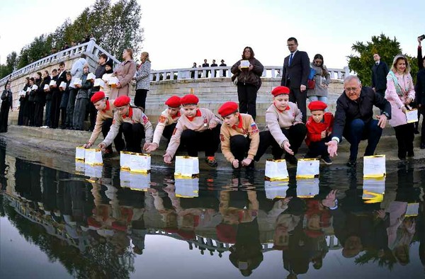 북한 주재 러시아대사관 학생들이 21일 대동강에서 '종이등불배'(유등)를 띄우는 의식을 진행했다. [사진-노동신문]