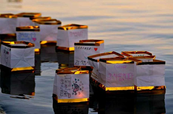 쿠르스크 지역 학생들이 만들고 평양 주재 러시아대사관학교 학생들이 대동강에 띄운 유등 [사진-노동신문] 