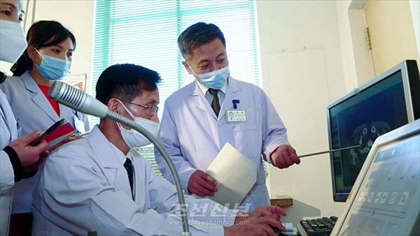 북한 의학연구원 종양연구소 암예방치료연구집단의 연구원들. [사진-조선신보 갈무리]