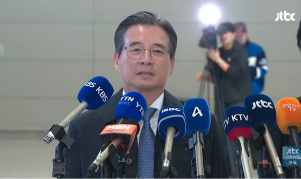 22일 오전 출국 직전 인천공항에서 기자들과 만난 김용범 정책실장. [사진 갈무리-JTBC 유튜브]