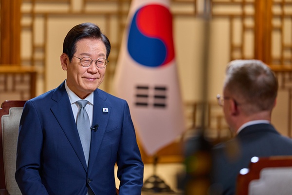 [CNN]과 인터뷰하는 이 대통령. [사진-대통령실]