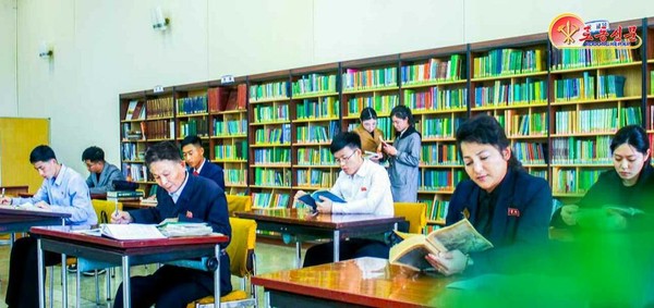 인민대학습당에서 독서를 하고 있는 북한 공민들. [사진-노동신문 갈무리]