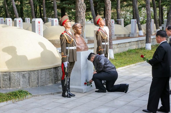 김 위원장은 한국전쟁에 참전했다 전사한 마오쩌둥 전 중국 국가주석의 장남인 마오안잉(毛岸英)의 묘를 찾아 별도로 꽃송이를 진정했다. [사진-노동신문]